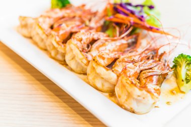 Beyaz tabak biftek karides