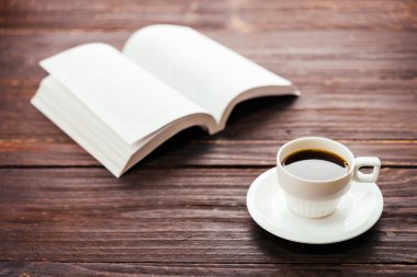 Kahve dükkanında kahve fincanı.