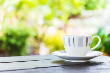 Kahve fincanı ahşap masada.