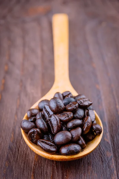 木製スプーンで豆をコーヒー — ストック写真