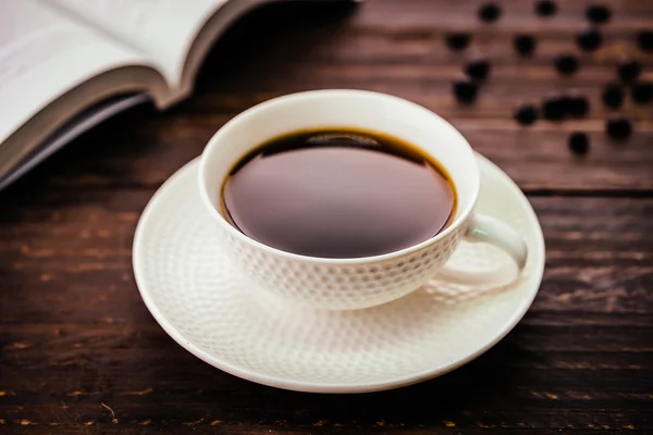 Koffiekopje op houten tafel — Stockfoto