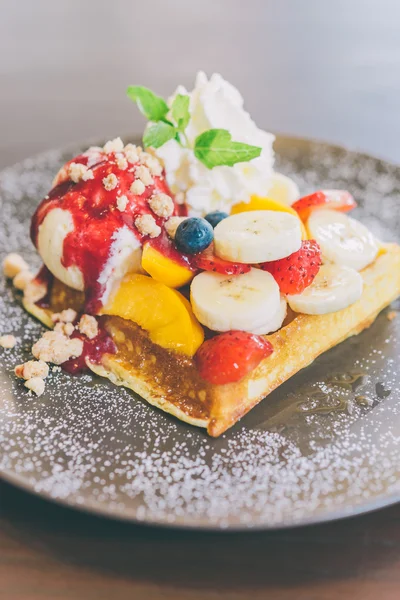 Gaufre aux fruits avec crème glacée — Photo