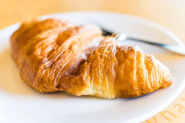 Croissant en plato — Foto de Stock