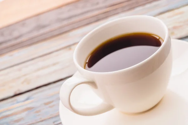 하얀 컵에 담긴 검은 커피 — 스톡 사진