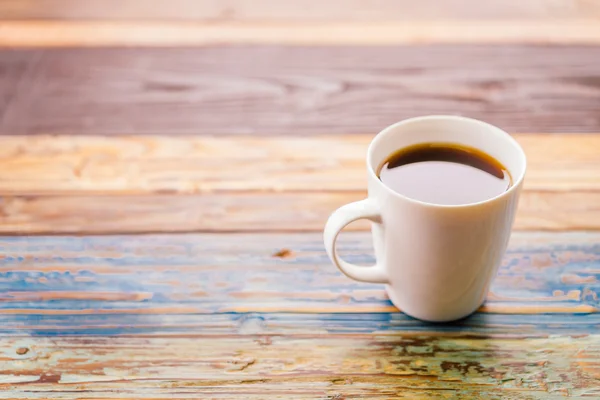 Kaffeetasse auf Holztisch — Stockfoto