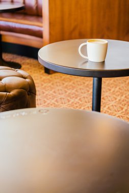 Kahve fincanı ahşap masada.