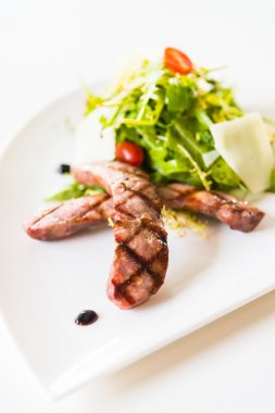 Beyaz tabak salataya sosis