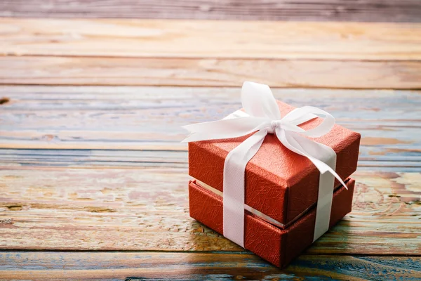 Caja de regalo sobre fondo de madera — Foto de Stock