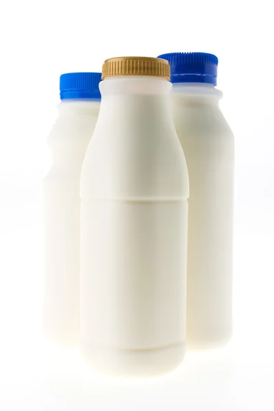 Бутылки со свежим молоком — стоковое фото