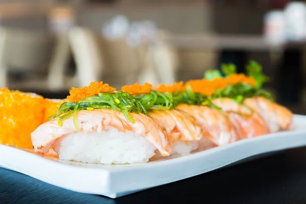 Rollos de sushi en plato blanco — Foto de Stock