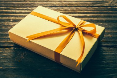 Tahta arka planda hediye kutusu