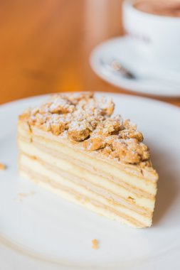 Beyaz plaka üzerinde kahve kek