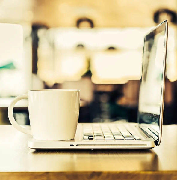 Latte coffee cup and laptop — Stock Photo, Image