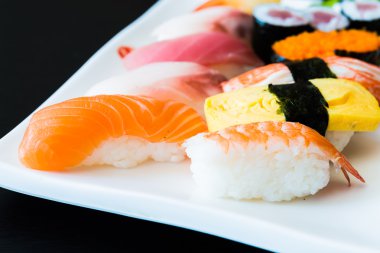 Lezzetli Japon suşi rulo