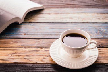 Kahve fincanı ahşap masada.