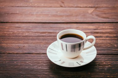 Kahve fincanı ahşap masada.