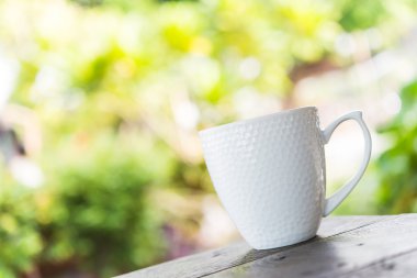 Kahve fincanı ahşap masada.