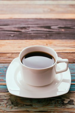 Kahve fincanı ahşap masada.