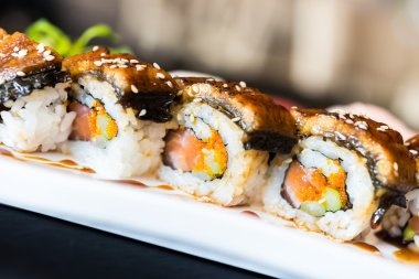 Japon yemekleri stil suşi rulo