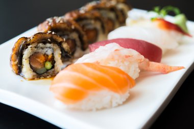 Japon yemekleri stil suşi rulo