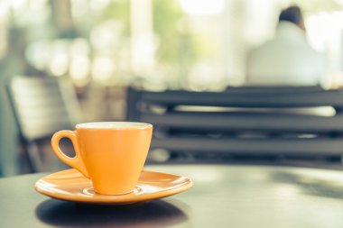 Kahve fincanı ahşap masada.