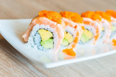 Lezzetli Japon suşi rulo