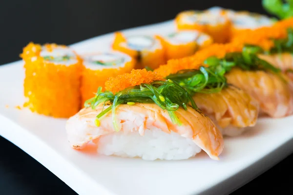 Deliciosos rollos de sushi japonés —  Fotos de Stock