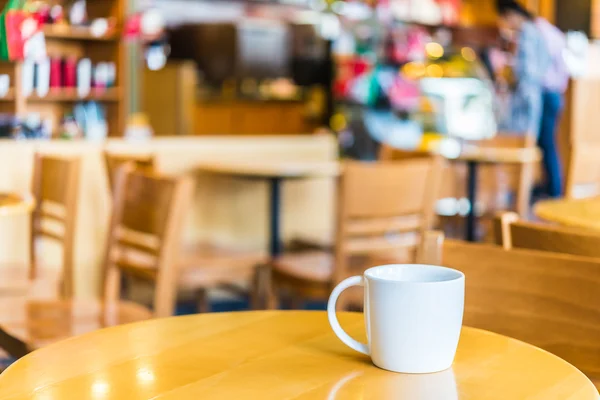 Koffiekopje op houten tafel — Stockfoto