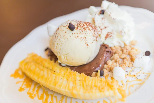 Vanilla ice cream dessert — Stock Photo, Image