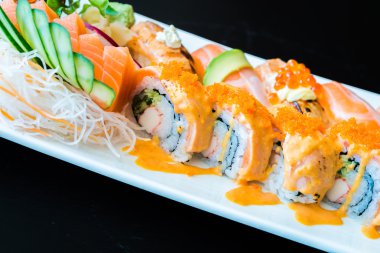 Lezzetli Japon suşi rulo