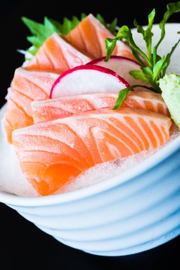 Çiğ somon balığı