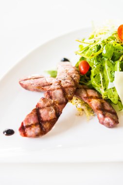 Beyaz tabak salataya sosis