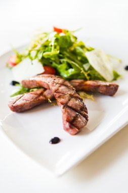 Beyaz tabak salataya sosis