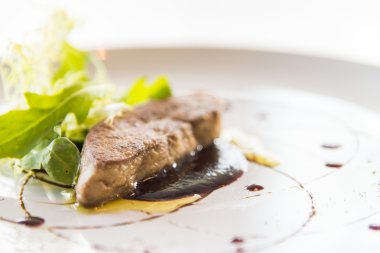 Tatlı soslu ızgara kaz ciğeri