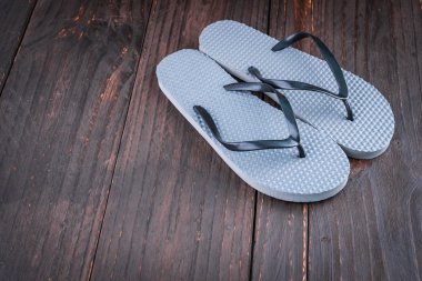 Ahşap zeminde terlikler