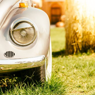 Eski model araba ve ışık lamba