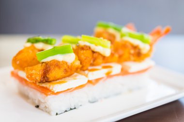 Suşi ile kızarmış tempura karides