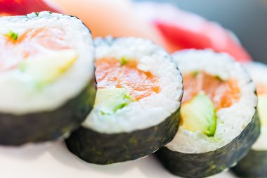 Lezzetli Japon suşi rulo