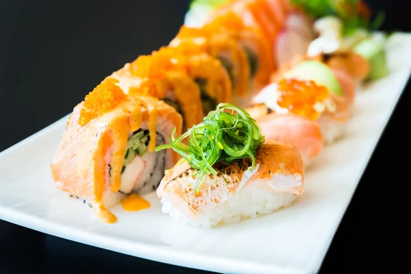 Deliciosos rollos de sushi japonés — Foto de Stock