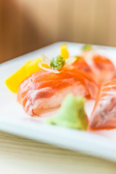 Вкусные японские суши-роллы — стоковое фото