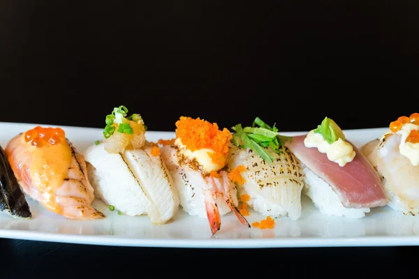 Deliciosos rollos de sushi japonés — Foto de Stock