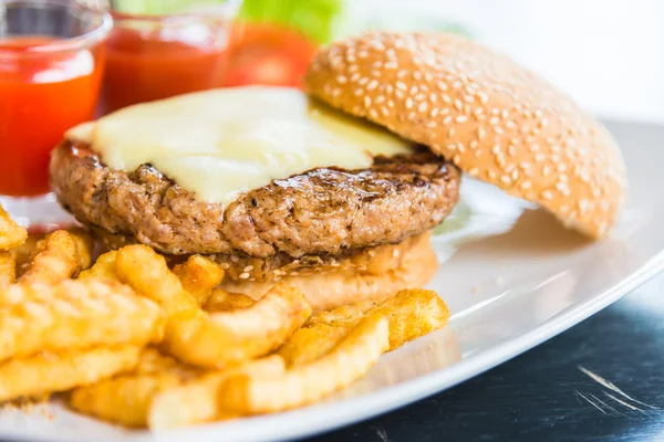 Hamburger und Pommes — Stockfoto