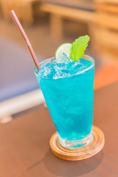 Verre à cocktail bleu — Photo