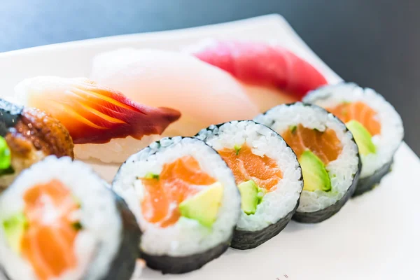 Vynikající japonské sushi rolky — Stock fotografie