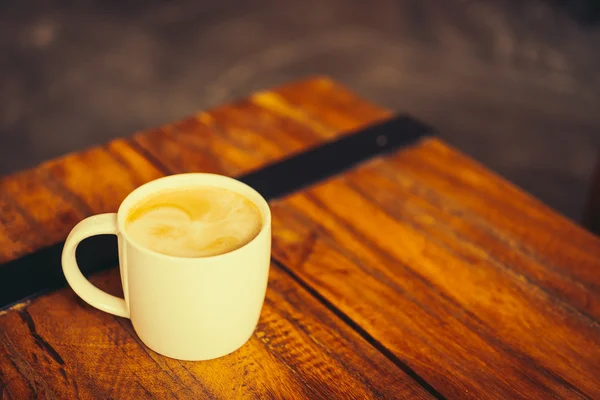 Filiżanka kawy latte na stole — Zdjęcie stockowe