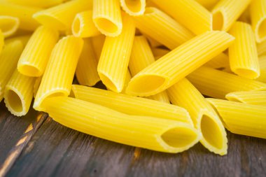 Ahşap arka planda çiğ makarna