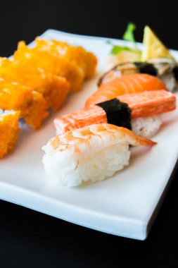 Lezzetli Japon suşi rulo