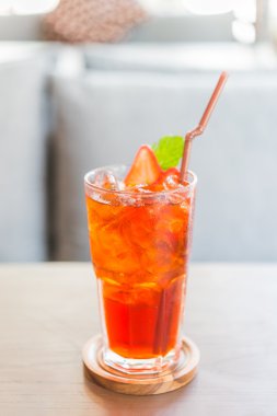 Çilek suyu kokteyli