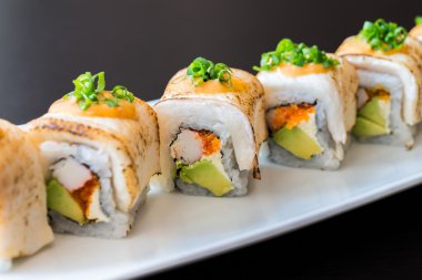 Lezzetli Japon suşi rulo