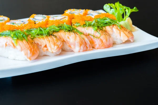 Deliciosos rollos de sushi japonés — Foto de Stock